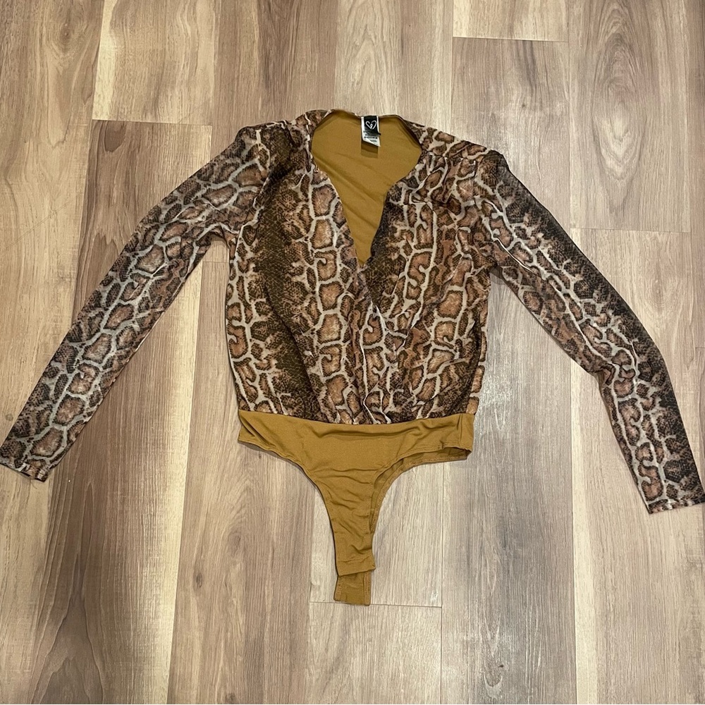 Windsor Women’s Snake Print Long-Sleeved Bodysuit. Size Small